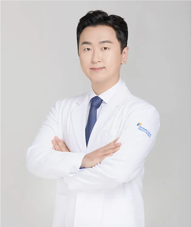 Dr. Baek Dong-won in a white coat, EYEONCE Eye Clinic