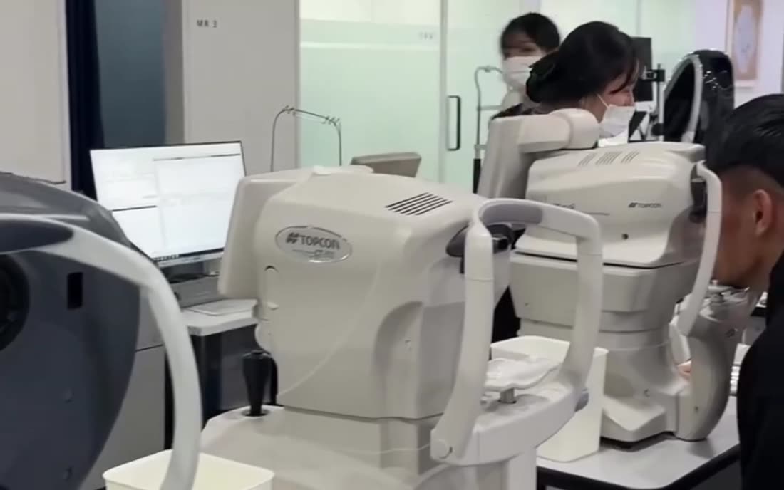 Diagnostic equipment room at EYEONCE Eye Clinic Gangnam with corneal measurement units