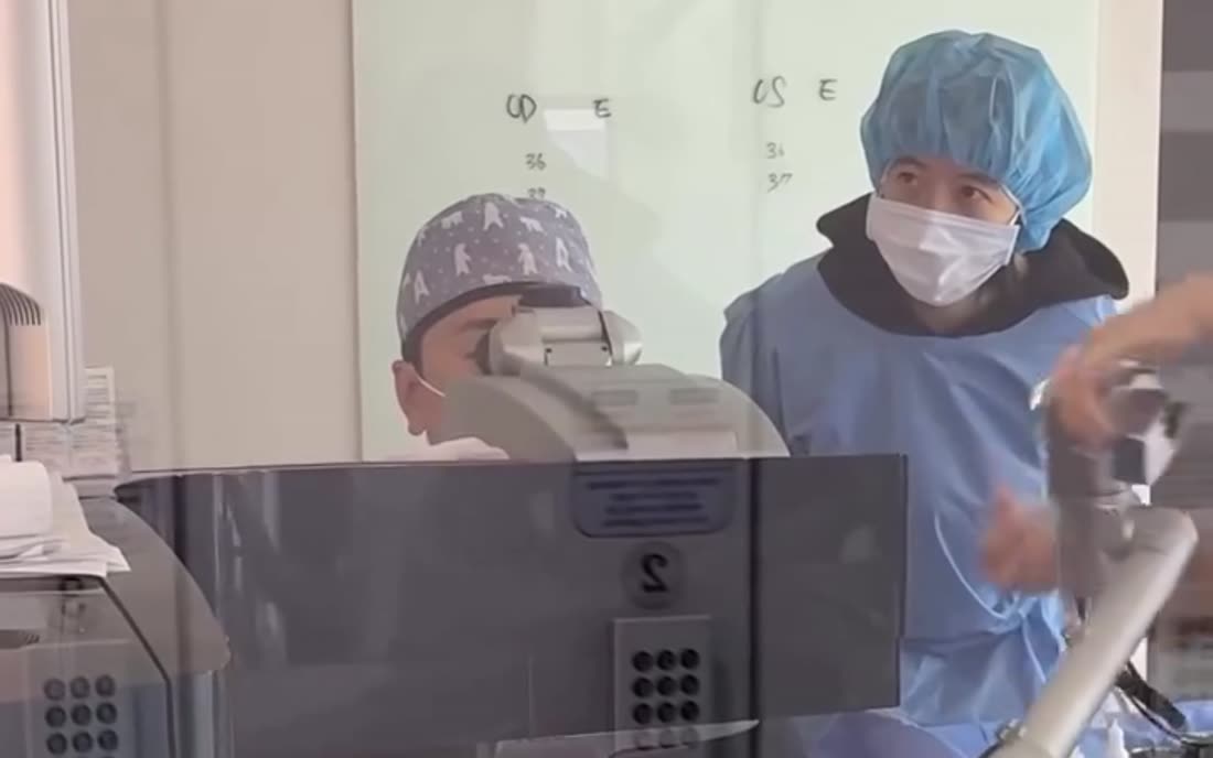 Surgeons operating in the EYEONCE laser surgery suite in Gangnam, Seoul